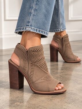 📻MAKE OFFER📻 Vince Camuto Taupe Tan Suede Peep Toe Block Heel Sandals SZ 7.5